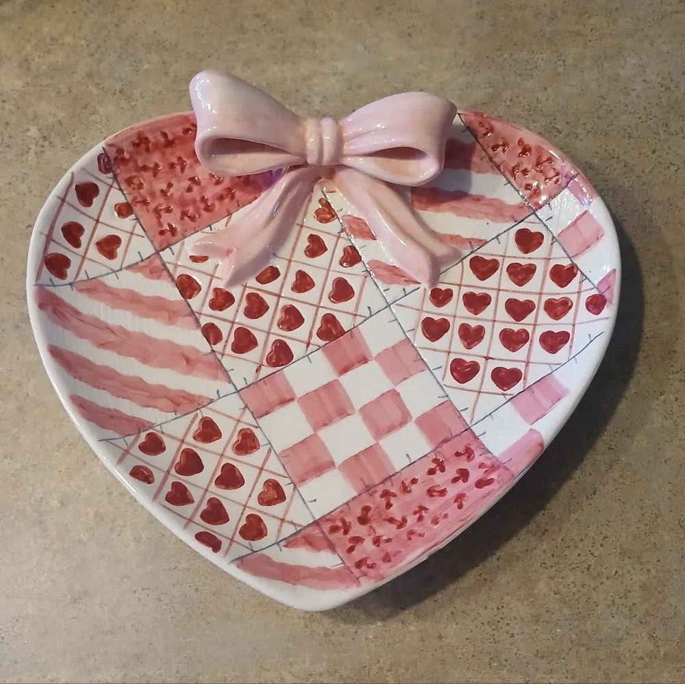 Ceramic Heart-Shaped Decorative Plate with Bow